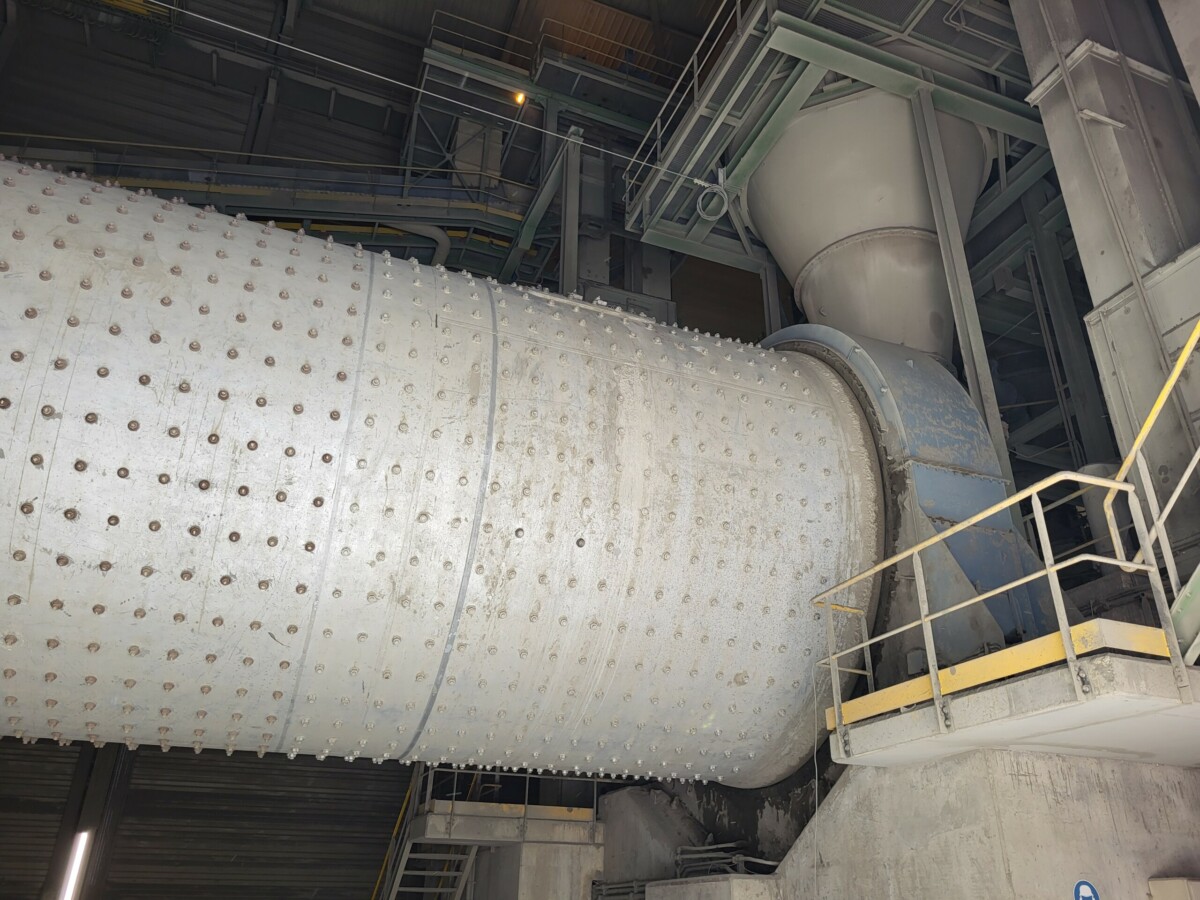 Etape 3 de la Fabrication du ciment : Le broyage